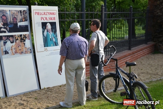 Zdjęcie w galerii na portalu naszraciborz.pl: 96. rocznica urodzin św. Jana Pawła II - obchody na zamku wiadomości z regionu