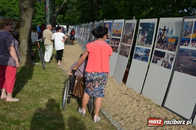 Zdjęcie w galerii na portalu naszraciborz.pl: 96. rocznica urodzin św. Jana Pawła II - obchody na zamku wiadomości z regionu