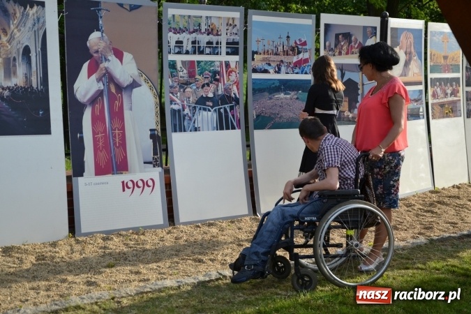 Zdjęcie w galerii na portalu naszraciborz.pl: 96. rocznica urodzin św. Jana Pawła II - obchody na zamku wiadomości z regionu