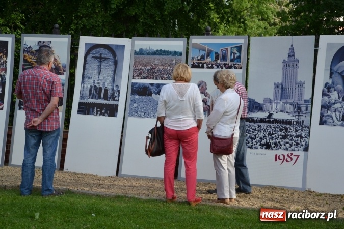 Zdjęcie w galerii na portalu naszraciborz.pl: 96. rocznica urodzin św. Jana Pawła II - obchody na zamku wiadomości z regionu
