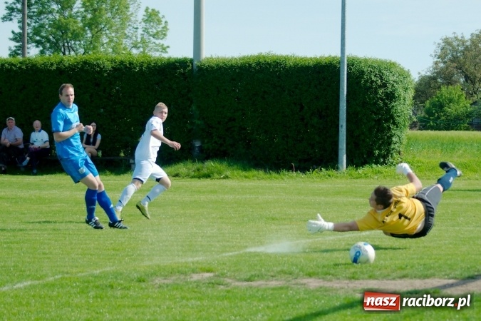 Zdjęcie w galerii na portalu naszraciborz.pl: Wiosenna passa Kornowaca przerwana. Trzy punkty pojechały do Krzyżkowic wiadomości z regionu