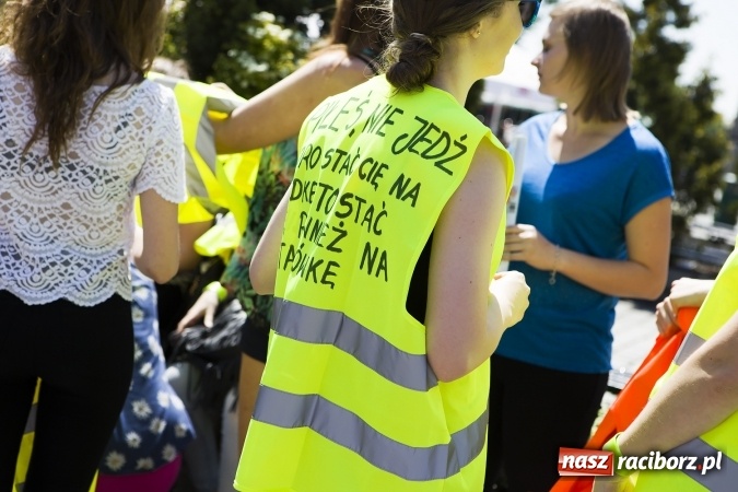 Zdjęcie w galerii na portalu naszraciborz.pl: (NIE)bezpieczna ulica! - flash mob studentów PWSZ na rynku wiadomości z regionu