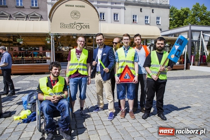 Zdjęcie w galerii na portalu naszraciborz.pl: (NIE)bezpieczna ulica! - flash mob studentów PWSZ na rynku wiadomości z regionu