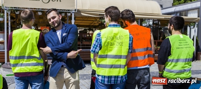 Zdjęcie w galerii na portalu naszraciborz.pl: (NIE)bezpieczna ulica! - flash mob studentów PWSZ na rynku wiadomości z regionu
