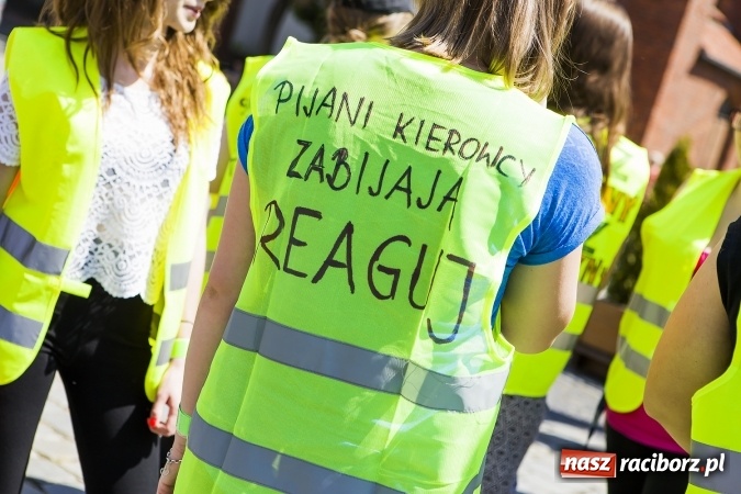 Zdjęcie w galerii na portalu naszraciborz.pl: (NIE)bezpieczna ulica! - flash mob studentów PWSZ na rynku wiadomości z regionu