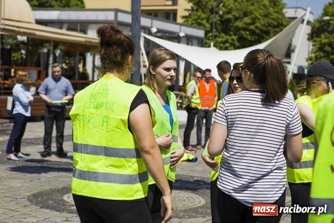 Zdjęcie w galerii na portalu naszraciborz.pl: (NIE)bezpieczna ulica! - flash mob studentów PWSZ na rynku wiadomości z regionu