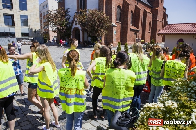 Zdjęcie w galerii na portalu naszraciborz.pl: (NIE)bezpieczna ulica! - flash mob studentów PWSZ na rynku wiadomości z regionu