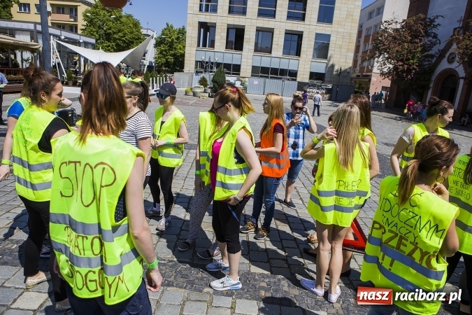 Zdjęcie w galerii na portalu naszraciborz.pl: (NIE)bezpieczna ulica! - flash mob studentów PWSZ na rynku wiadomości z regionu