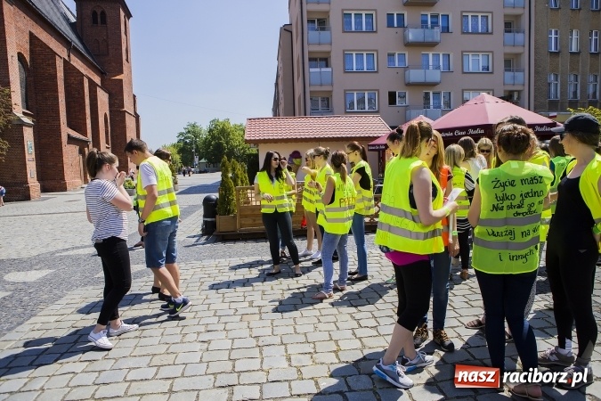 Zdjęcie w galerii na portalu naszraciborz.pl: (NIE)bezpieczna ulica! - flash mob studentów PWSZ na rynku wiadomości z regionu