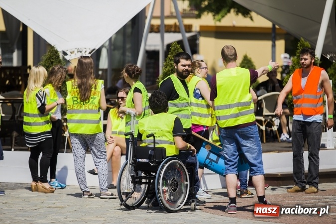 Zdjęcie w galerii na portalu naszraciborz.pl: (NIE)bezpieczna ulica! - flash mob studentów PWSZ na rynku wiadomości z regionu