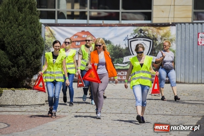 Zdjęcie w galerii na portalu naszraciborz.pl: (NIE)bezpieczna ulica! - flash mob studentów PWSZ na rynku wiadomości z regionu