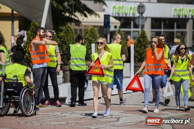 Zdjęcie w galerii na portalu naszraciborz.pl: (NIE)bezpieczna ulica! - flash mob studentów PWSZ na rynku wiadomości z regionu