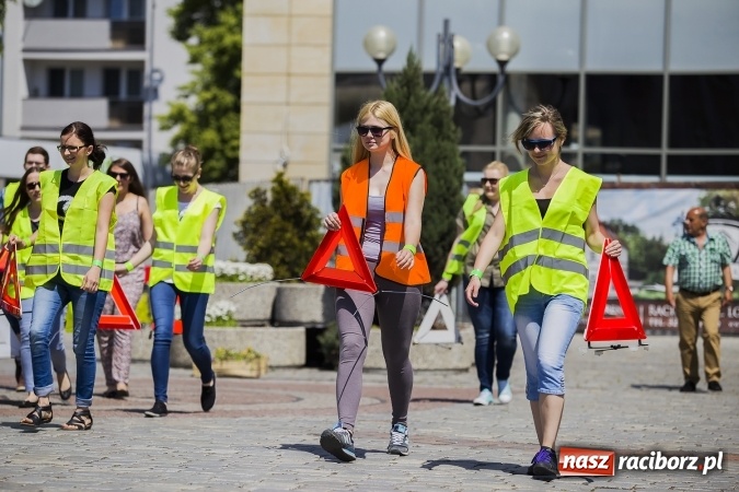 Zdjęcie w galerii na portalu naszraciborz.pl: (NIE)bezpieczna ulica! - flash mob studentów PWSZ na rynku wiadomości z regionu
