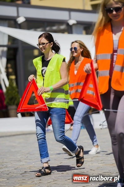 Zdjęcie w galerii na portalu naszraciborz.pl: (NIE)bezpieczna ulica! - flash mob studentów PWSZ na rynku wiadomości z regionu