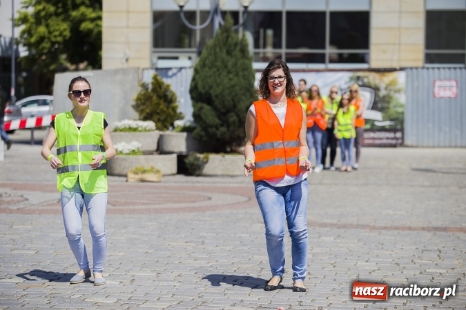 Zdjęcie w galerii na portalu naszraciborz.pl: (NIE)bezpieczna ulica! - flash mob studentów PWSZ na rynku wiadomości z regionu