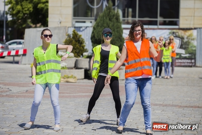 Zdjęcie w galerii na portalu naszraciborz.pl: (NIE)bezpieczna ulica! - flash mob studentów PWSZ na rynku wiadomości z regionu