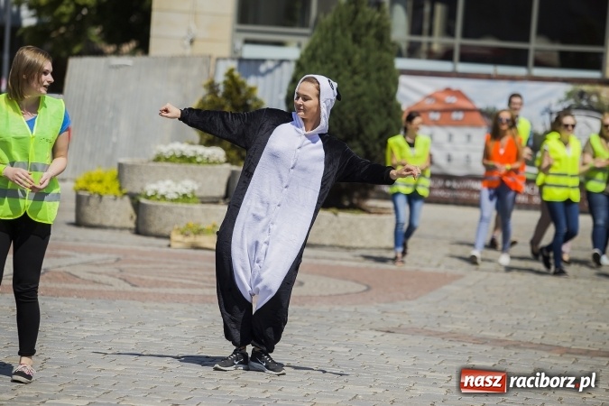 Zdjęcie w galerii na portalu naszraciborz.pl: (NIE)bezpieczna ulica! - flash mob studentów PWSZ na rynku wiadomości z regionu