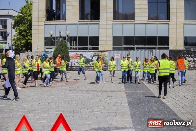 Zdjęcie w galerii na portalu naszraciborz.pl: (NIE)bezpieczna ulica! - flash mob studentów PWSZ na rynku wiadomości z regionu