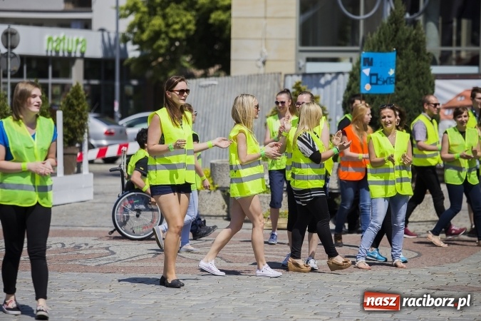 Zdjęcie w galerii na portalu naszraciborz.pl: (NIE)bezpieczna ulica! - flash mob studentów PWSZ na rynku wiadomości z regionu