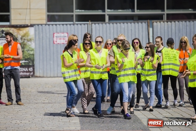 Zdjęcie w galerii na portalu naszraciborz.pl: (NIE)bezpieczna ulica! - flash mob studentów PWSZ na rynku wiadomości z regionu