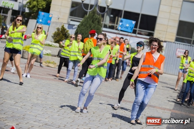Zdjęcie w galerii na portalu naszraciborz.pl: (NIE)bezpieczna ulica! - flash mob studentów PWSZ na rynku wiadomości z regionu