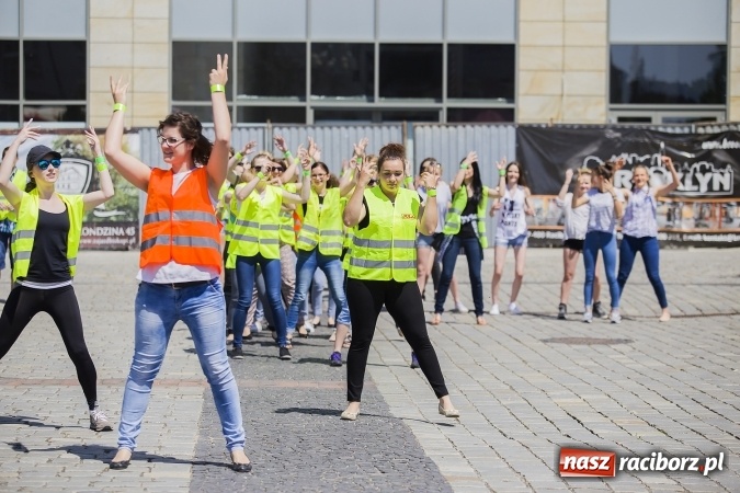 Zdjęcie w galerii na portalu naszraciborz.pl: (NIE)bezpieczna ulica! - flash mob studentów PWSZ na rynku wiadomości z regionu
