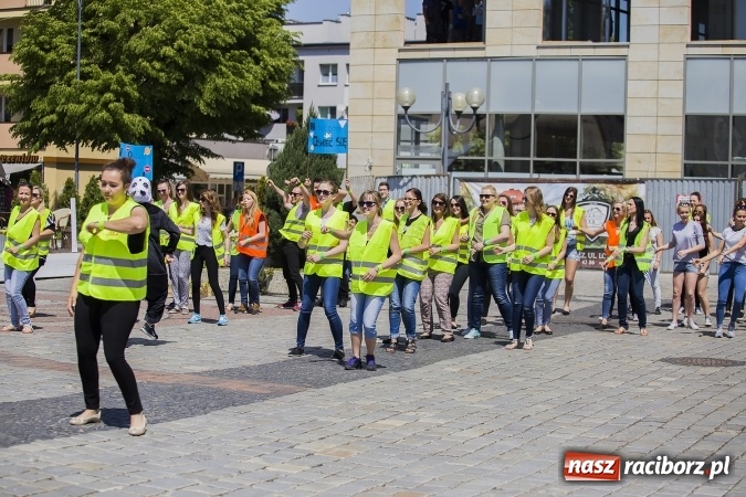 Zdjęcie w galerii na portalu naszraciborz.pl: (NIE)bezpieczna ulica! - flash mob studentów PWSZ na rynku wiadomości z regionu