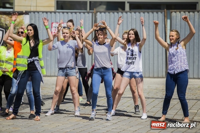 Zdjęcie w galerii na portalu naszraciborz.pl: (NIE)bezpieczna ulica! - flash mob studentów PWSZ na rynku wiadomości z regionu