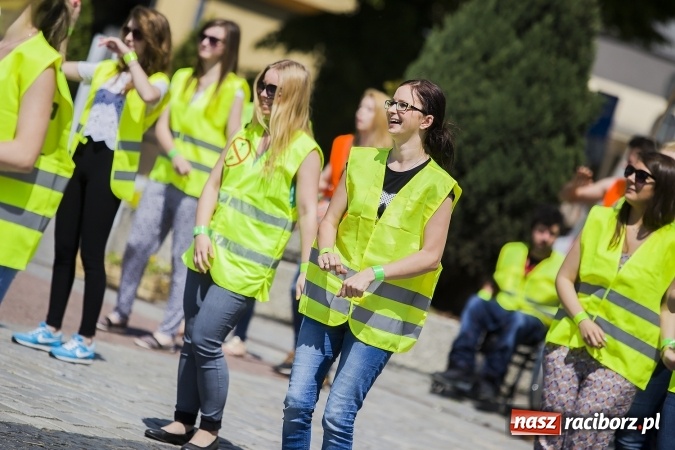 Zdjęcie w galerii na portalu naszraciborz.pl: (NIE)bezpieczna ulica! - flash mob studentów PWSZ na rynku wiadomości z regionu