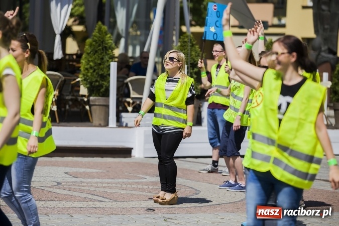 Zdjęcie w galerii na portalu naszraciborz.pl: (NIE)bezpieczna ulica! - flash mob studentów PWSZ na rynku wiadomości z regionu
