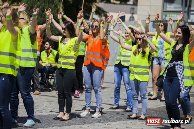 Zdjęcie w galerii na portalu naszraciborz.pl: (NIE)bezpieczna ulica! - flash mob studentów PWSZ na rynku wiadomości z regionu
