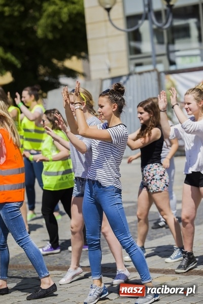 Zdjęcie w galerii na portalu naszraciborz.pl: (NIE)bezpieczna ulica! - flash mob studentów PWSZ na rynku wiadomości z regionu