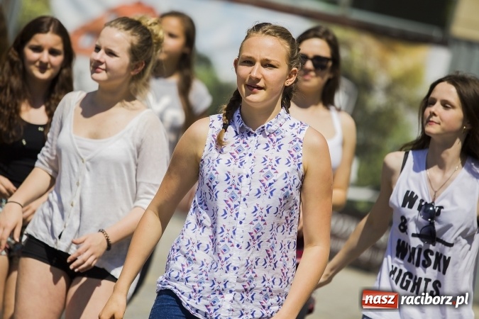 Zdjęcie w galerii na portalu naszraciborz.pl: (NIE)bezpieczna ulica! - flash mob studentów PWSZ na rynku wiadomości z regionu