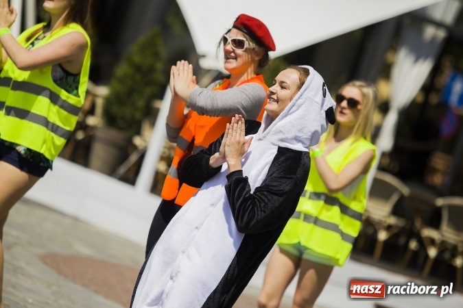 Zdjęcie w galerii na portalu naszraciborz.pl: (NIE)bezpieczna ulica! - flash mob studentów PWSZ na rynku wiadomości z regionu