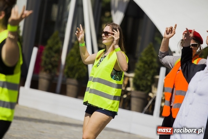 Zdjęcie w galerii na portalu naszraciborz.pl: (NIE)bezpieczna ulica! - flash mob studentów PWSZ na rynku wiadomości z regionu
