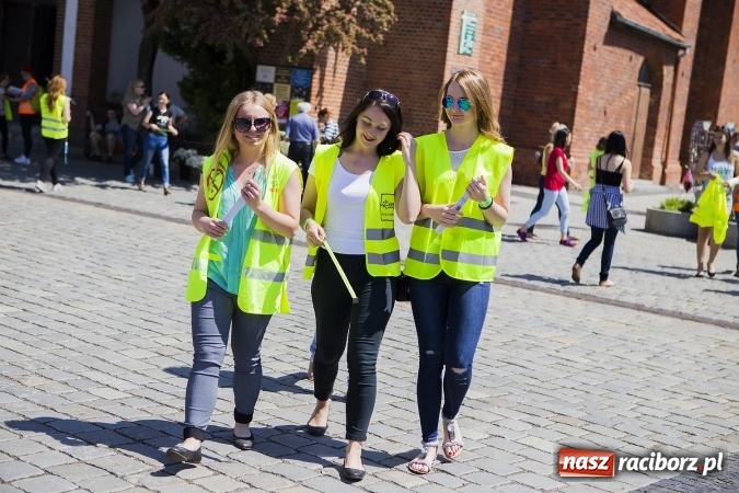 Zdjęcie w galerii na portalu naszraciborz.pl: (NIE)bezpieczna ulica! - flash mob studentów PWSZ na rynku wiadomości z regionu