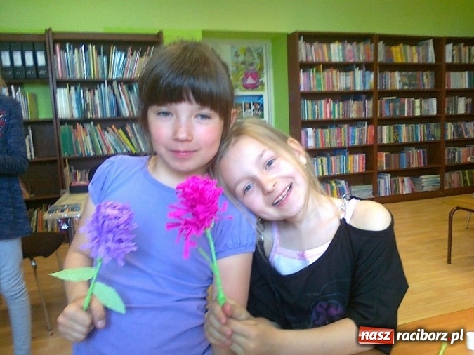 Zdjęcie w galerii na portalu naszraciborz.pl: Sutasz, papierowa wiklina i quilling, czyli inspirujące warsztaty w bibliotece  wiadomości z regionu