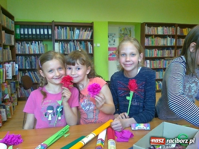 Zdjęcie w galerii na portalu naszraciborz.pl: Sutasz, papierowa wiklina i quilling, czyli inspirujące warsztaty w bibliotece  wiadomości z regionu