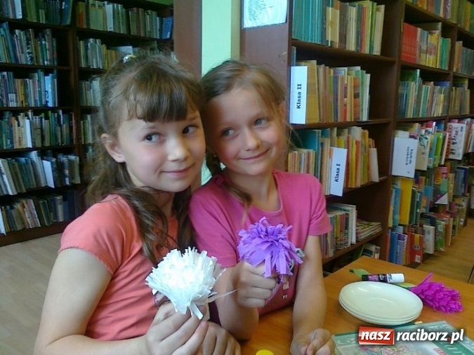 Zdjęcie w galerii na portalu naszraciborz.pl: Sutasz, papierowa wiklina i quilling, czyli inspirujące warsztaty w bibliotece  wiadomości z regionu