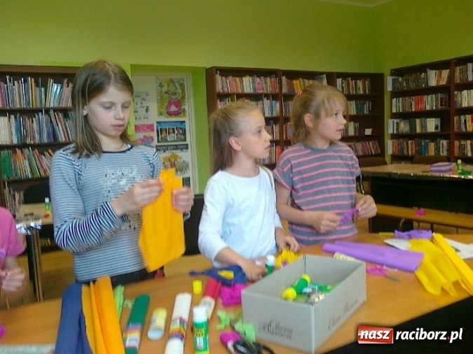 Zdjęcie w galerii na portalu naszraciborz.pl: Sutasz, papierowa wiklina i quilling, czyli inspirujące warsztaty w bibliotece  wiadomości z regionu