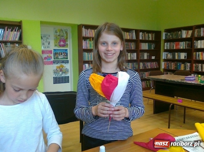 Zdjęcie w galerii na portalu naszraciborz.pl: Sutasz, papierowa wiklina i quilling, czyli inspirujące warsztaty w bibliotece  wiadomości z regionu