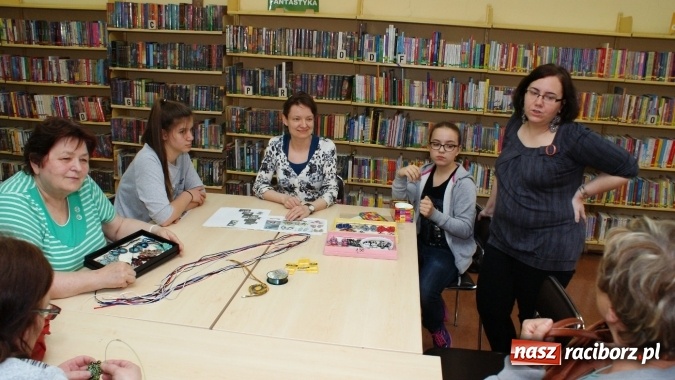 Zdjęcie w galerii na portalu naszraciborz.pl: Sutasz, papierowa wiklina i quilling, czyli inspirujące warsztaty w bibliotece  wiadomości z regionu