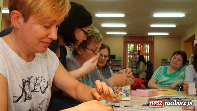 Zdjęcie w galerii na portalu naszraciborz.pl: Sutasz, papierowa wiklina i quilling, czyli inspirujące warsztaty w bibliotece  wiadomości z regionu