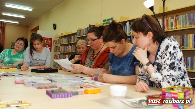 Zdjęcie w galerii na portalu naszraciborz.pl: Sutasz, papierowa wiklina i quilling, czyli inspirujące warsztaty w bibliotece  wiadomości z regionu
