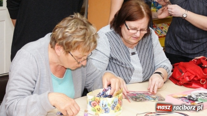 Zdjęcie w galerii na portalu naszraciborz.pl: Sutasz, papierowa wiklina i quilling, czyli inspirujące warsztaty w bibliotece  wiadomości z regionu