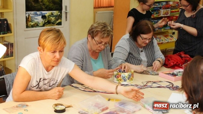 Zdjęcie w galerii na portalu naszraciborz.pl: Sutasz, papierowa wiklina i quilling, czyli inspirujące warsztaty w bibliotece  wiadomości z regionu