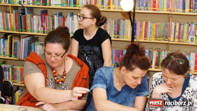 Zdjęcie w galerii na portalu naszraciborz.pl: Sutasz, papierowa wiklina i quilling, czyli inspirujące warsztaty w bibliotece  wiadomości z regionu