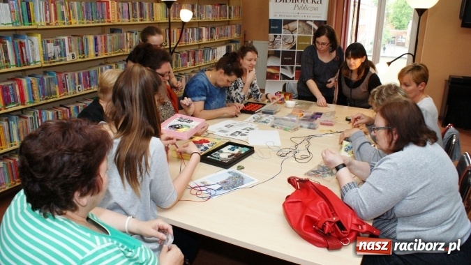 Zdjęcie w galerii na portalu naszraciborz.pl: Sutasz, papierowa wiklina i quilling, czyli inspirujące warsztaty w bibliotece  wiadomości z regionu