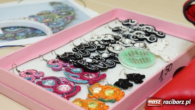 Zdjęcie w galerii na portalu naszraciborz.pl: Sutasz, papierowa wiklina i quilling, czyli inspirujące warsztaty w bibliotece  wiadomości z regionu