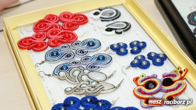 Zdjęcie w galerii na portalu naszraciborz.pl: Sutasz, papierowa wiklina i quilling, czyli inspirujące warsztaty w bibliotece  wiadomości z regionu